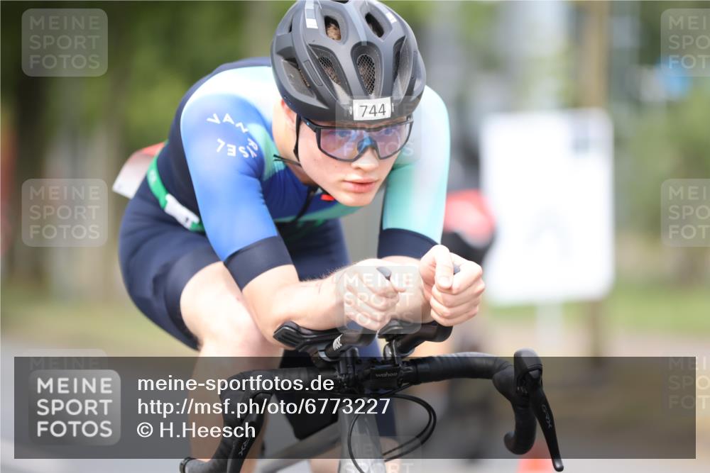 11.08.2024 - GEWOBA Citytriathlon Bremen H.Heesch http://msf.ph/oto/6773227 11.08.2024 11:40:06 Radfahren 744, 807, 820, 858 meine-sportfotos.de