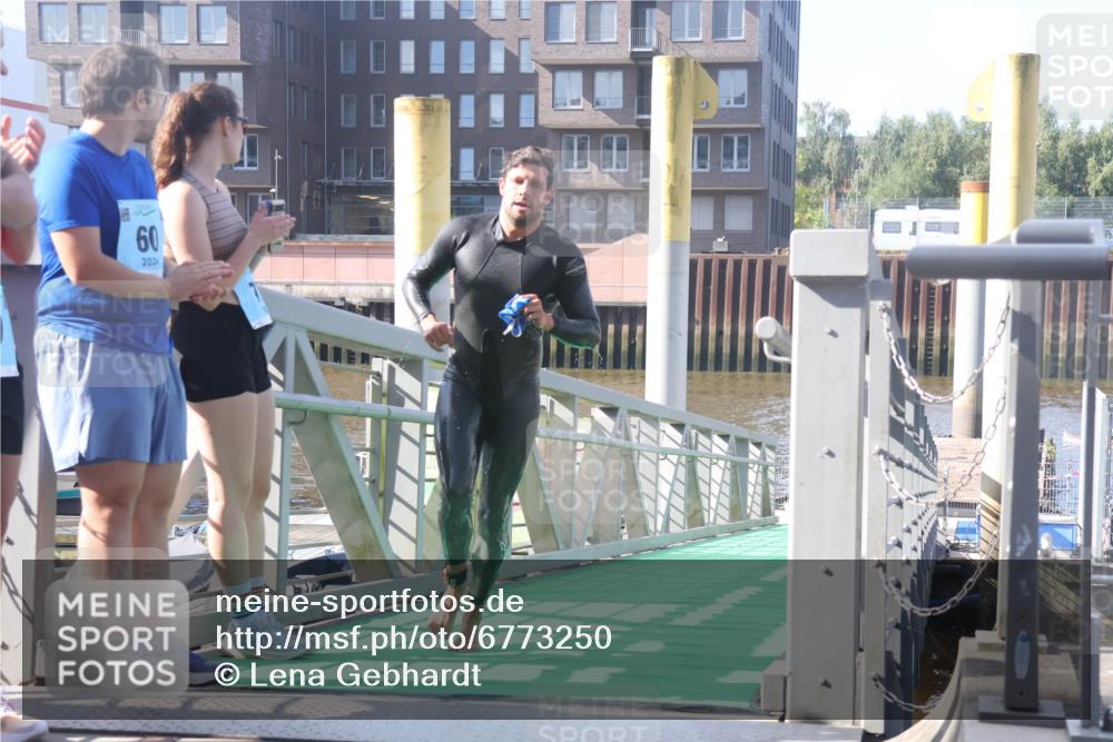 11.08.2024 - GEWOBA Citytriathlon Bremen Lena Gebhardt http://msf.ph/oto/6773250 11.08.2024 10:06:36 Schwimmen 46, 72, 105 meine-sportfotos.de