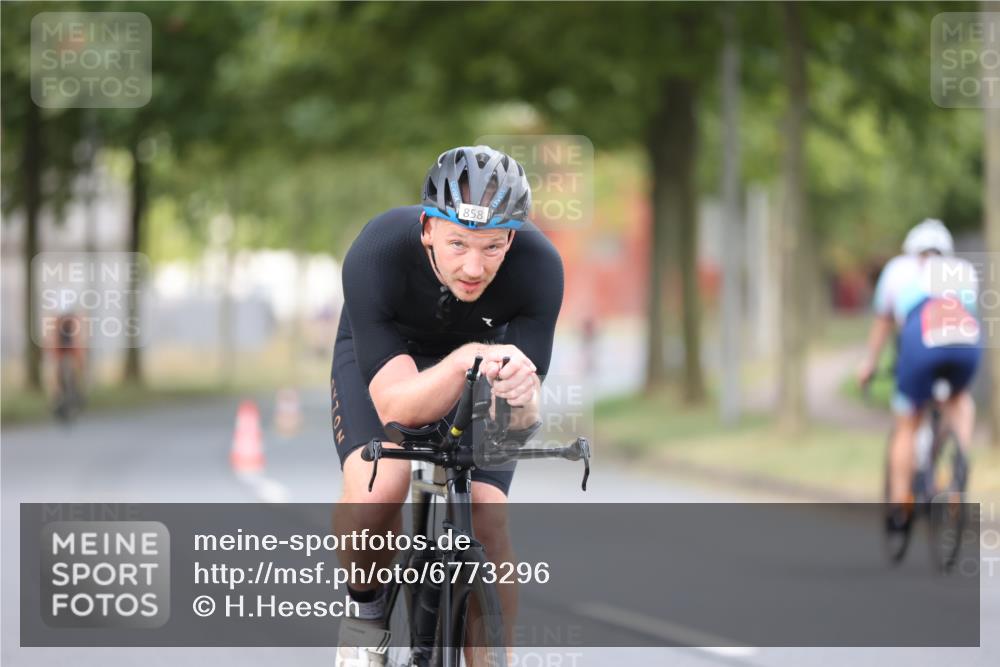 11.08.2024 - GEWOBA Citytriathlon Bremen H.Heesch http://msf.ph/oto/6773296 11.08.2024 11:40:15 Radfahren 744, 754, 767, 858 meine-sportfotos.de