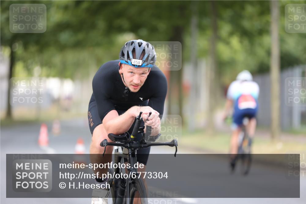 11.08.2024 - GEWOBA Citytriathlon Bremen H.Heesch http://msf.ph/oto/6773304 11.08.2024 11:40:15 Radfahren 744, 754, 767, 858 meine-sportfotos.de