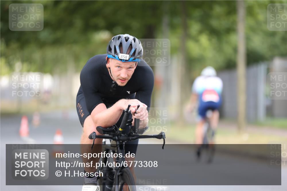 11.08.2024 - GEWOBA Citytriathlon Bremen H.Heesch http://msf.ph/oto/6773308 11.08.2024 11:40:15 Radfahren 744, 754, 767, 858 meine-sportfotos.de