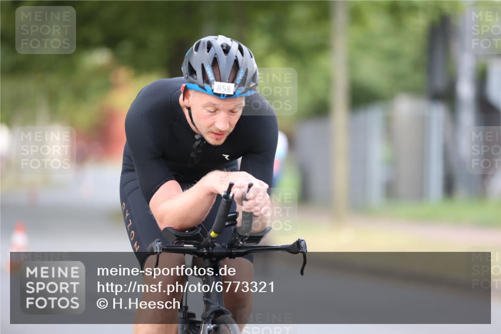 11.08.2024 - GEWOBA Citytriathlon Bremen H.Heesch http://msf.ph/oto/6773321 11.08.2024 11:40:15 Radfahren 744, 754, 767, 858 meine-sportfotos.de