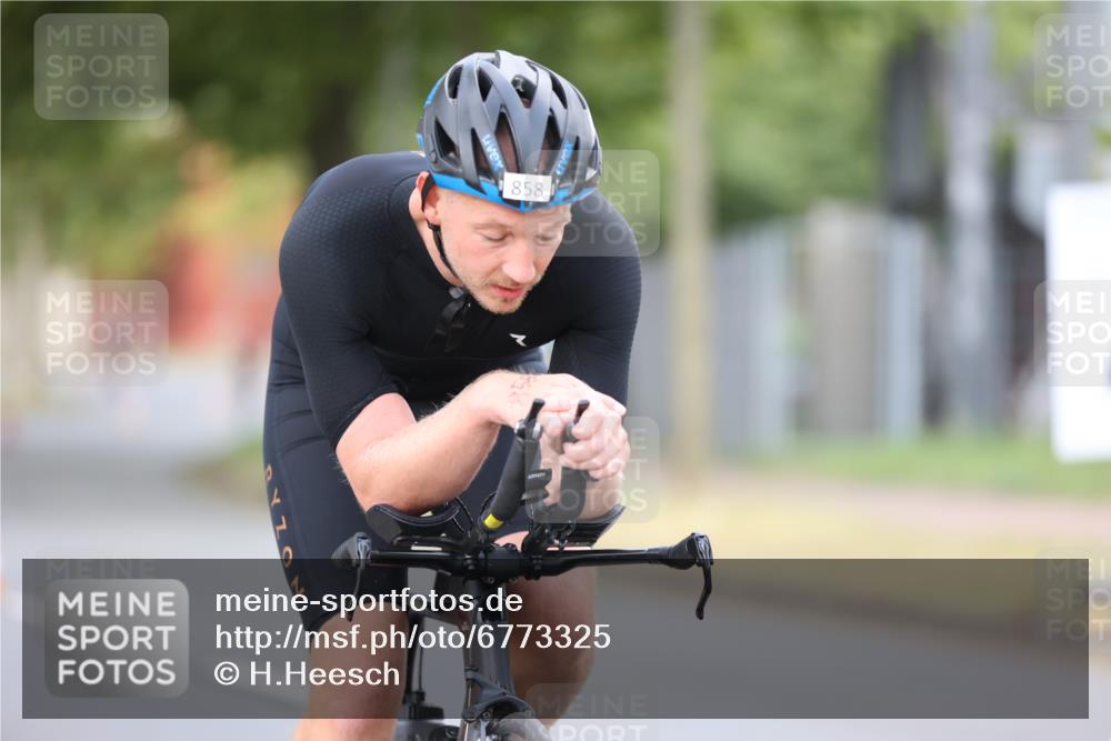 11.08.2024 - GEWOBA Citytriathlon Bremen H.Heesch http://msf.ph/oto/6773325 11.08.2024 11:40:15 Radfahren 744, 754, 767, 858 meine-sportfotos.de