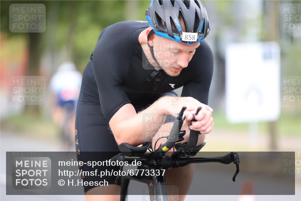 11.08.2024 - GEWOBA Citytriathlon Bremen H.Heesch http://msf.ph/oto/6773337 11.08.2024 11:40:15 Radfahren 744, 754, 767, 858 meine-sportfotos.de
