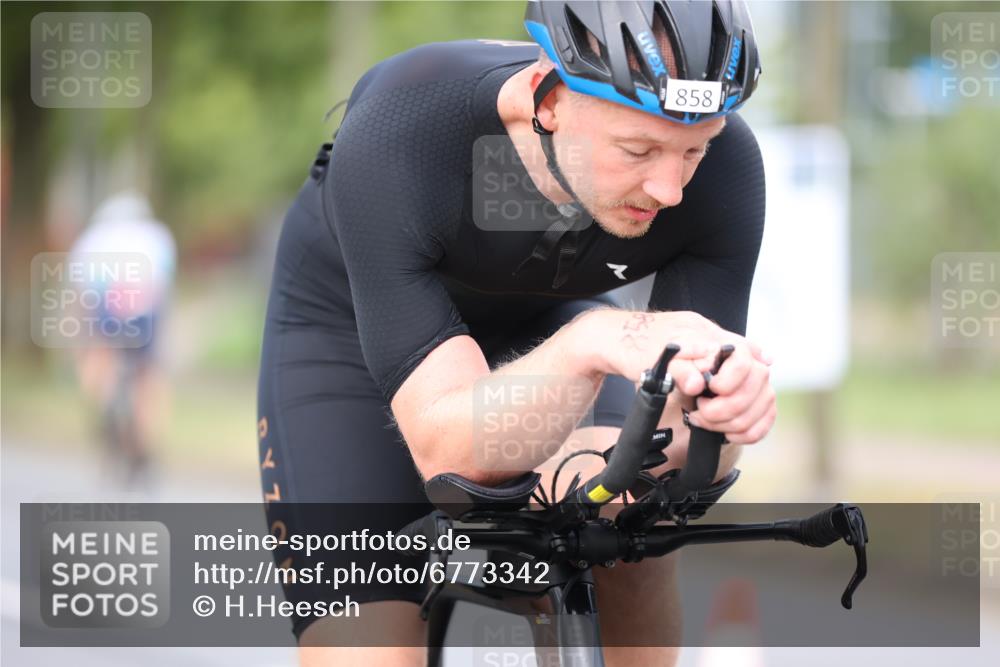 11.08.2024 - GEWOBA Citytriathlon Bremen H.Heesch http://msf.ph/oto/6773342 11.08.2024 11:40:15 Radfahren 744, 754, 767, 858 meine-sportfotos.de