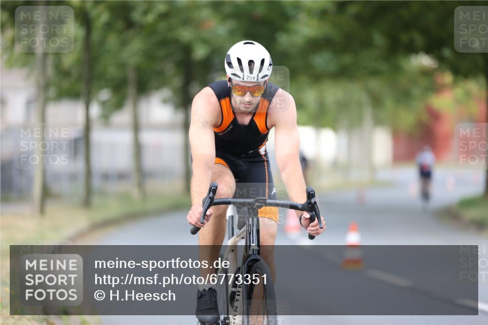 11.08.2024 - GEWOBA Citytriathlon Bremen H.Heesch http://msf.ph/oto/6773351 11.08.2024 11:40:20 Radfahren 754, 767, 772, 858 meine-sportfotos.de