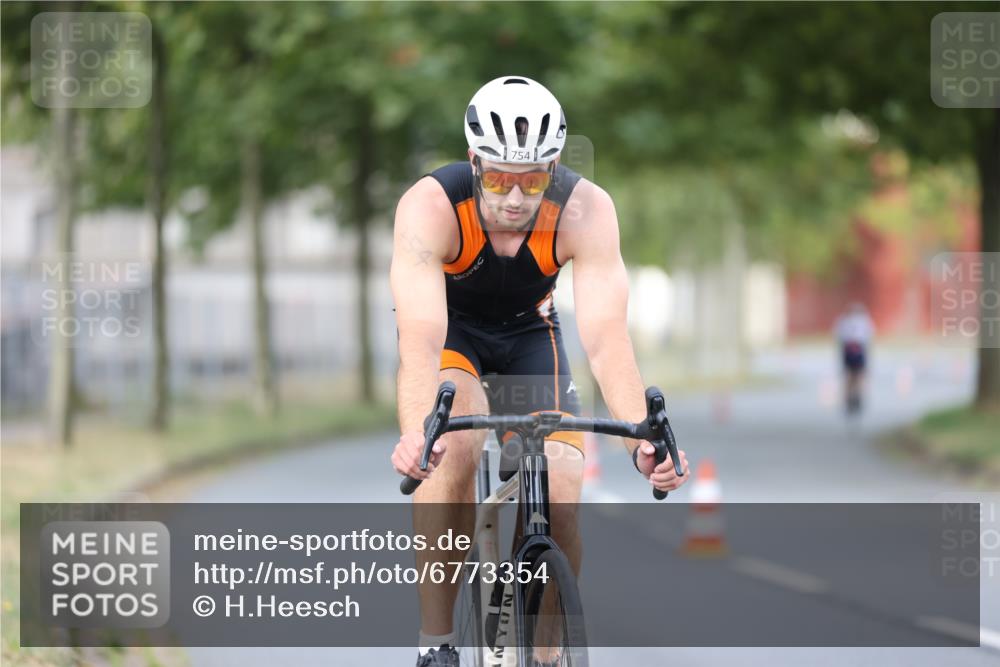 11.08.2024 - GEWOBA Citytriathlon Bremen H.Heesch http://msf.ph/oto/6773354 11.08.2024 11:40:20 Radfahren 754, 767, 772, 858 meine-sportfotos.de
