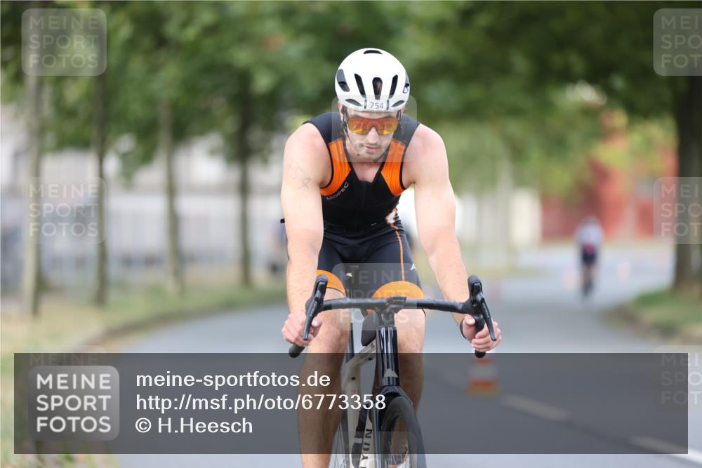 11.08.2024 - GEWOBA Citytriathlon Bremen H.Heesch http://msf.ph/oto/6773358 11.08.2024 11:40:20 Radfahren 754, 767, 772, 858 meine-sportfotos.de