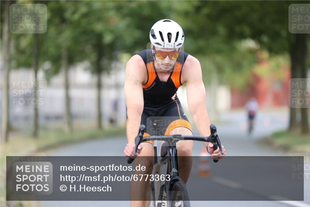11.08.2024 - GEWOBA Citytriathlon Bremen H.Heesch http://msf.ph/oto/6773363 11.08.2024 11:40:20 Radfahren 754, 767, 772, 858 meine-sportfotos.de