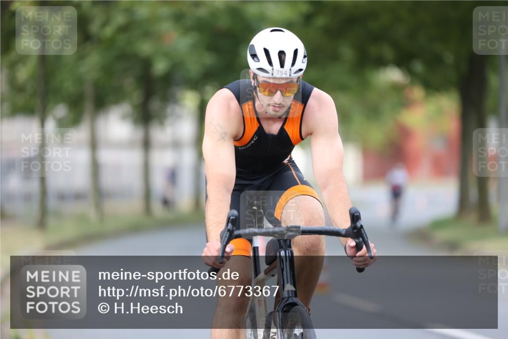 11.08.2024 - GEWOBA Citytriathlon Bremen H.Heesch http://msf.ph/oto/6773367 11.08.2024 11:40:20 Radfahren 754, 767, 772, 858 meine-sportfotos.de