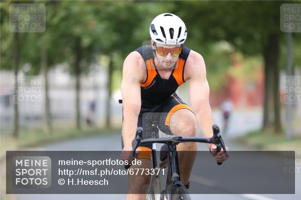 11.08.2024 - GEWOBA Citytriathlon Bremen H.Heesch http://msf.ph/oto/6773371 11.08.2024 11:40:20 Radfahren 754, 767, 772, 858 meine-sportfotos.de