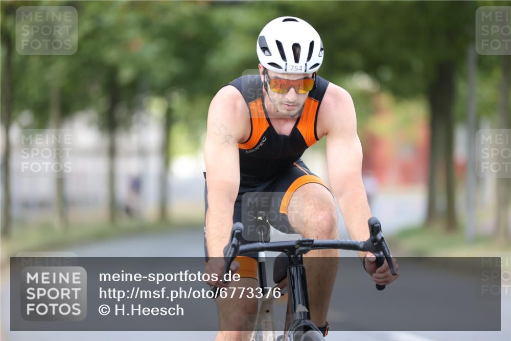 11.08.2024 - GEWOBA Citytriathlon Bremen H.Heesch http://msf.ph/oto/6773376 11.08.2024 11:40:20 Radfahren 754, 767, 772, 858 meine-sportfotos.de