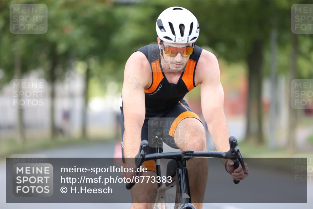 11.08.2024 - GEWOBA Citytriathlon Bremen H.Heesch http://msf.ph/oto/6773383 11.08.2024 11:40:20 Radfahren 754, 767, 772, 858 meine-sportfotos.de