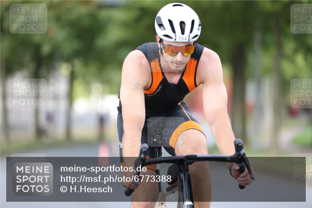 11.08.2024 - GEWOBA Citytriathlon Bremen H.Heesch http://msf.ph/oto/6773388 11.08.2024 11:40:20 Radfahren 754, 767, 772, 858 meine-sportfotos.de