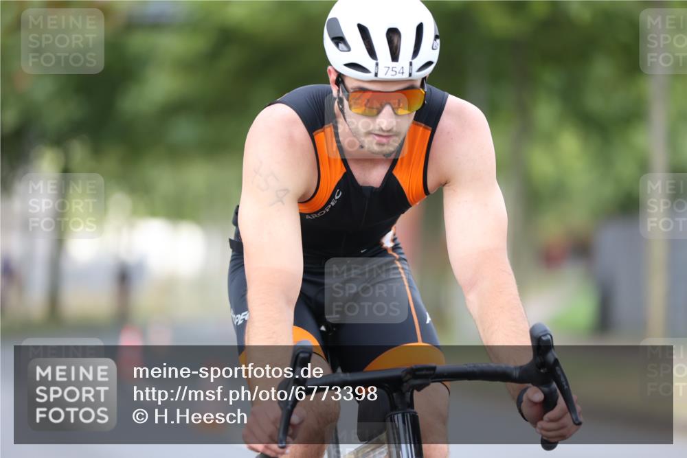 11.08.2024 - GEWOBA Citytriathlon Bremen H.Heesch http://msf.ph/oto/6773398 11.08.2024 11:40:21 Radfahren 754, 767, 772, 858 meine-sportfotos.de