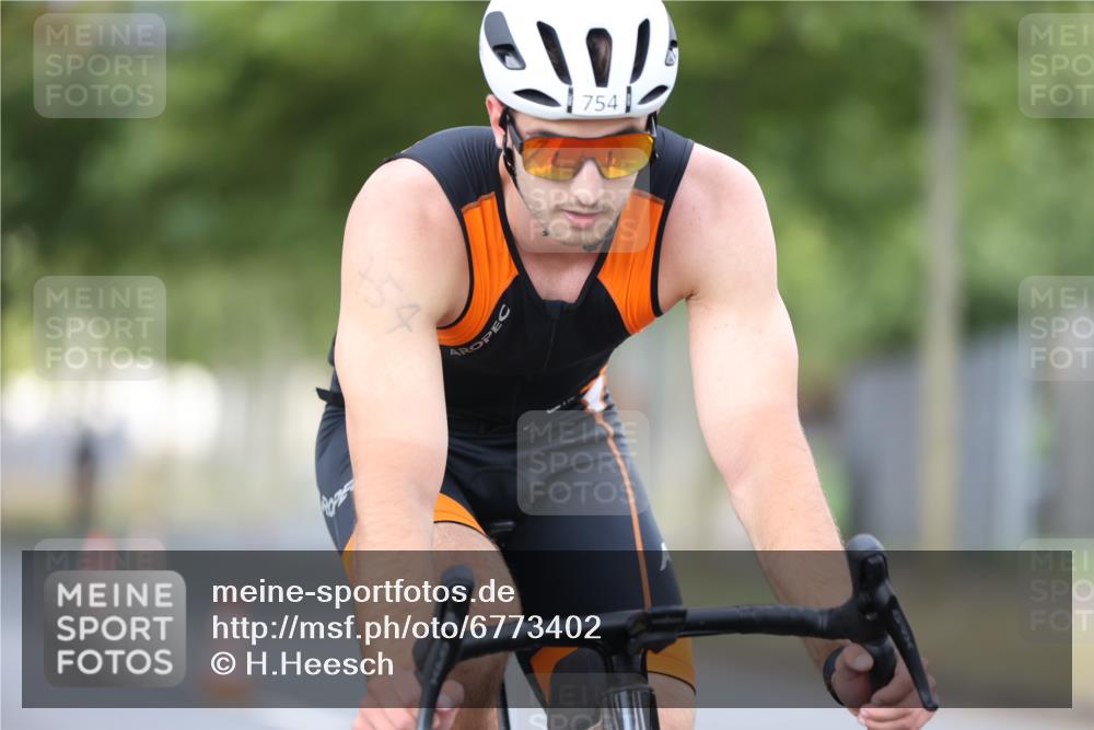 11.08.2024 - GEWOBA Citytriathlon Bremen H.Heesch http://msf.ph/oto/6773402 11.08.2024 11:40:21 Radfahren 754, 767, 772, 858 meine-sportfotos.de
