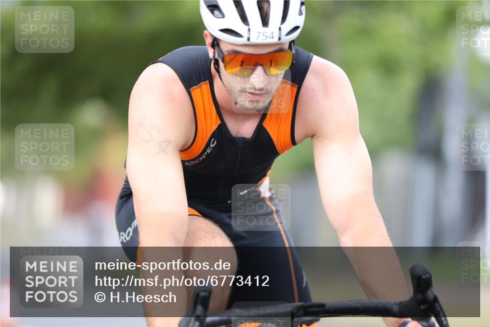 11.08.2024 - GEWOBA Citytriathlon Bremen H.Heesch http://msf.ph/oto/6773412 11.08.2024 11:40:21 Radfahren 754, 767, 772, 858 meine-sportfotos.de