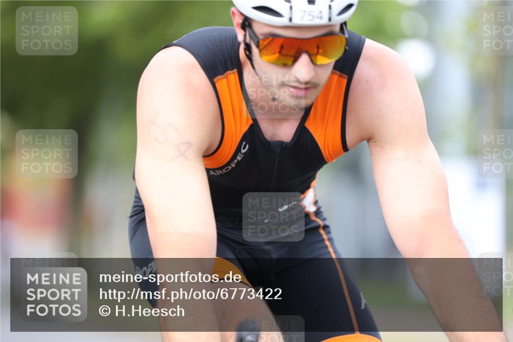 11.08.2024 - GEWOBA Citytriathlon Bremen H.Heesch http://msf.ph/oto/6773422 11.08.2024 11:40:21 Radfahren 754, 767, 772, 858 meine-sportfotos.de