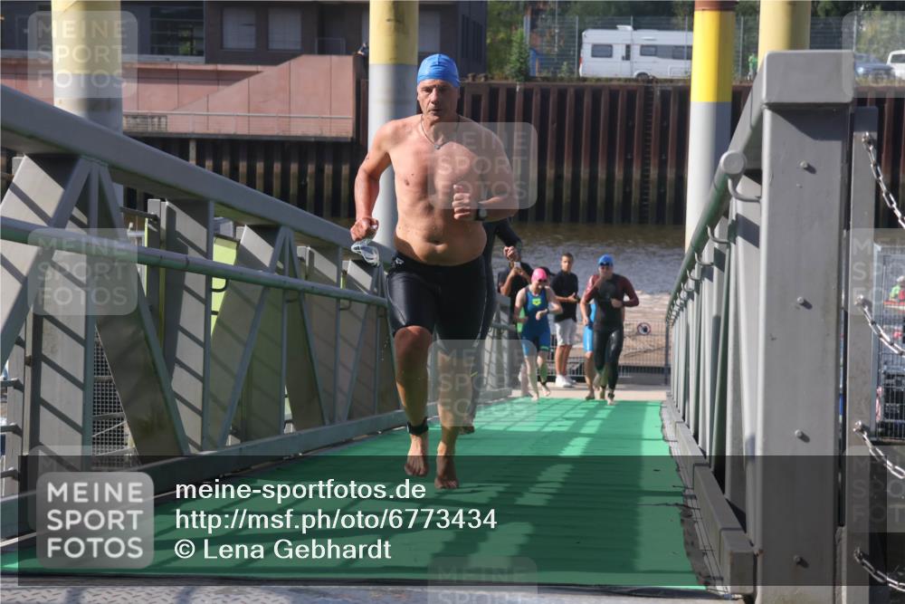 11.08.2024 - GEWOBA Citytriathlon Bremen Lena Gebhardt http://msf.ph/oto/6773434 11.08.2024 10:08:09 Schwimmen 3, 7, 65, 71, 79, 82, 87, 96, 106, 108 meine-sportfotos.de
