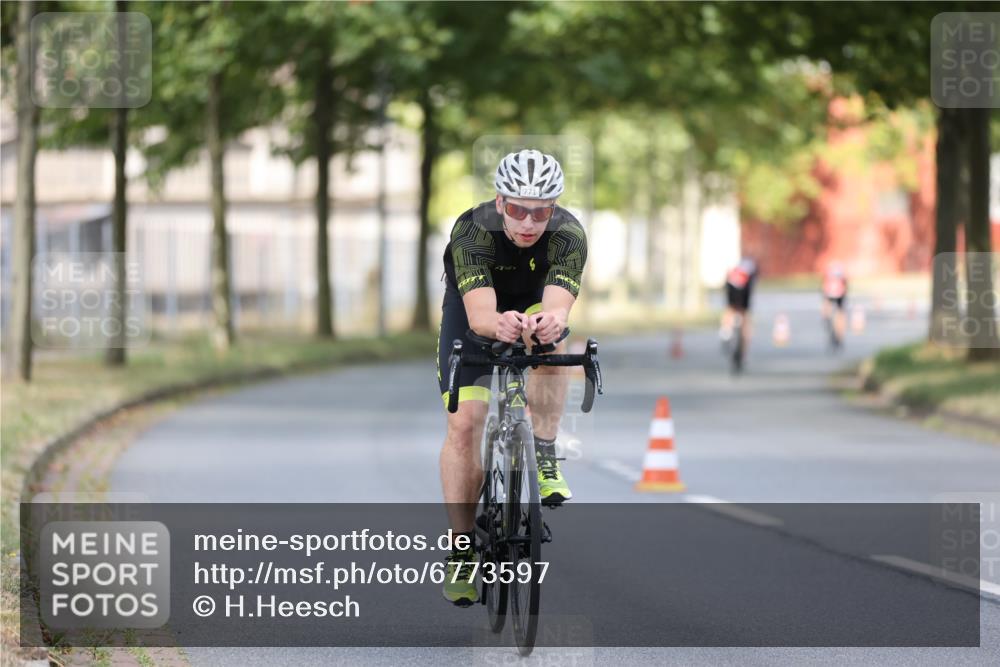 11.08.2024 - GEWOBA Citytriathlon Bremen H.Heesch http://msf.ph/oto/6773597 11.08.2024 11:40:45 Radfahren 771 meine-sportfotos.de