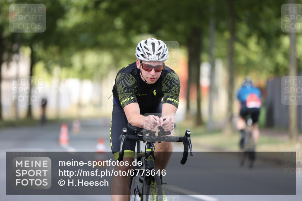 11.08.2024 - GEWOBA Citytriathlon Bremen H.Heesch http://msf.ph/oto/6773646 11.08.2024 11:40:46 Radfahren 771 meine-sportfotos.de