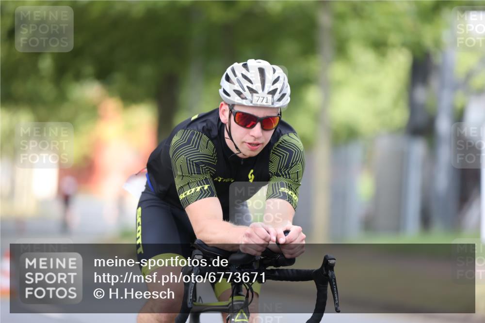11.08.2024 - GEWOBA Citytriathlon Bremen H.Heesch http://msf.ph/oto/6773671 11.08.2024 11:40:46 Radfahren 771 meine-sportfotos.de