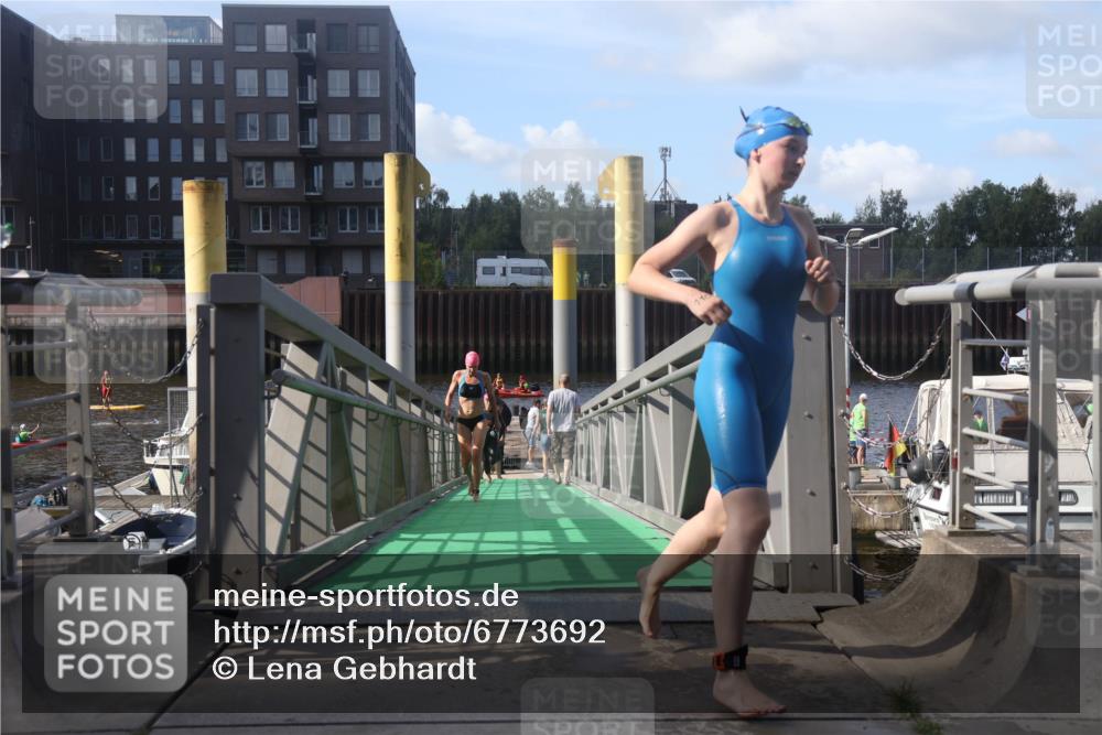 11.08.2024 - GEWOBA Citytriathlon Bremen Lena Gebhardt http://msf.ph/oto/6773692 11.08.2024 10:08:57 Schwimmen 92 meine-sportfotos.de