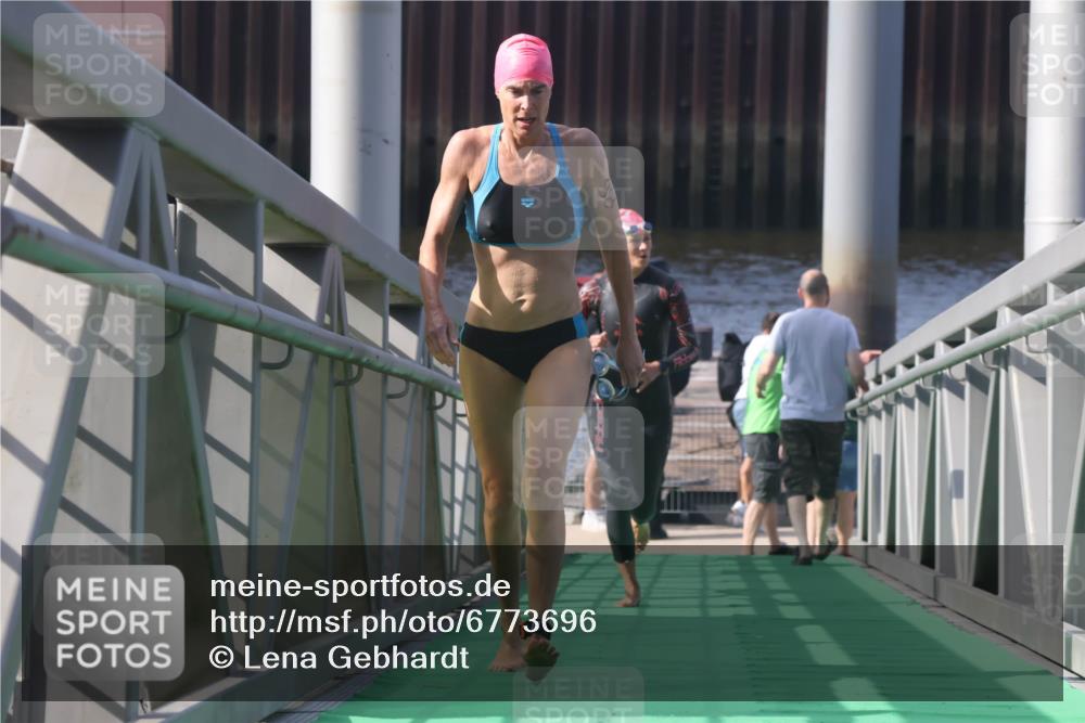 11.08.2024 - GEWOBA Citytriathlon Bremen Lena Gebhardt http://msf.ph/oto/6773696 11.08.2024 10:08:59 Schwimmen 92 meine-sportfotos.de