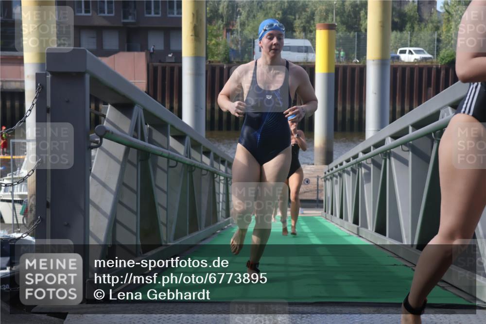 11.08.2024 - GEWOBA Citytriathlon Bremen Lena Gebhardt http://msf.ph/oto/6773895 11.08.2024 10:09:48 Schwimmen 4, 9, 11, 16, 27, 31, 42, 78, 99, 109 meine-sportfotos.de