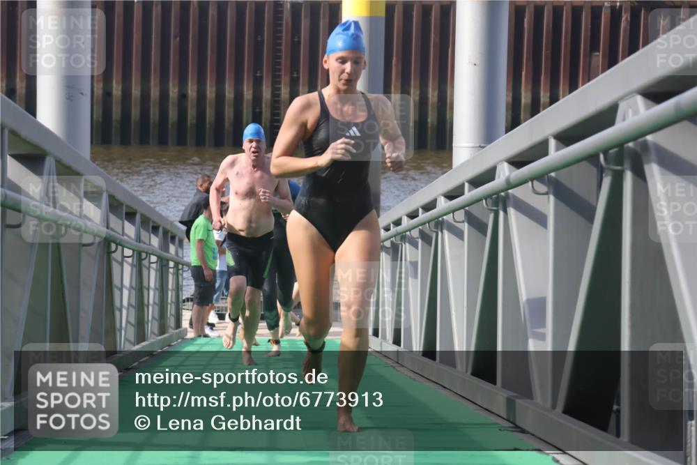 11.08.2024 - GEWOBA Citytriathlon Bremen Lena Gebhardt http://msf.ph/oto/6773913 11.08.2024 10:09:49 Schwimmen 4, 9, 11, 16, 27, 31, 42, 78, 99, 109 meine-sportfotos.de