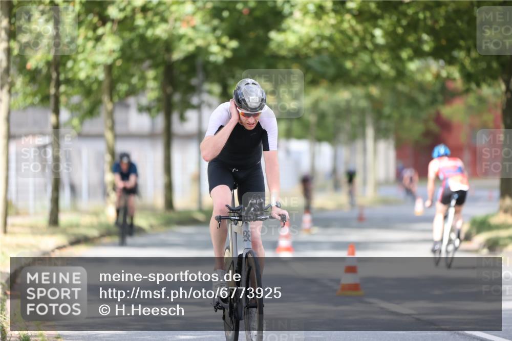 11.08.2024 - GEWOBA Citytriathlon Bremen H.Heesch http://msf.ph/oto/6773925 11.08.2024 11:41:30 Radfahren 786, 835, 896, 902, 1020 meine-sportfotos.de
