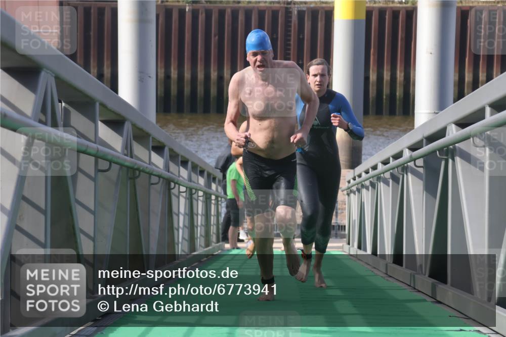 11.08.2024 - GEWOBA Citytriathlon Bremen Lena Gebhardt http://msf.ph/oto/6773941 11.08.2024 10:09:52 Schwimmen 4, 9, 11, 16, 27, 31, 55, 64, 83, 99, 109 meine-sportfotos.de