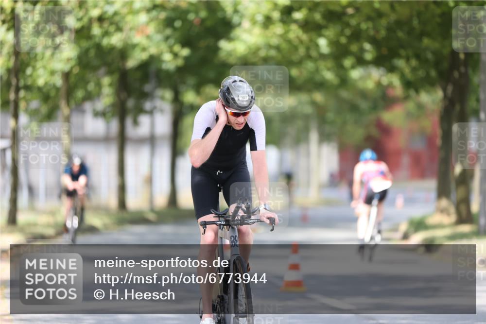 11.08.2024 - GEWOBA Citytriathlon Bremen H.Heesch http://msf.ph/oto/6773944 11.08.2024 11:41:30 Radfahren 786, 835, 896, 902, 1020 meine-sportfotos.de