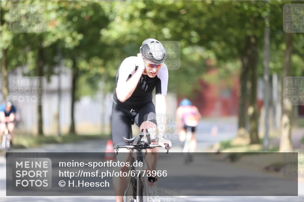 11.08.2024 - GEWOBA Citytriathlon Bremen H.Heesch http://msf.ph/oto/6773966 11.08.2024 11:41:30 Radfahren 786, 835, 896, 902, 1020 meine-sportfotos.de