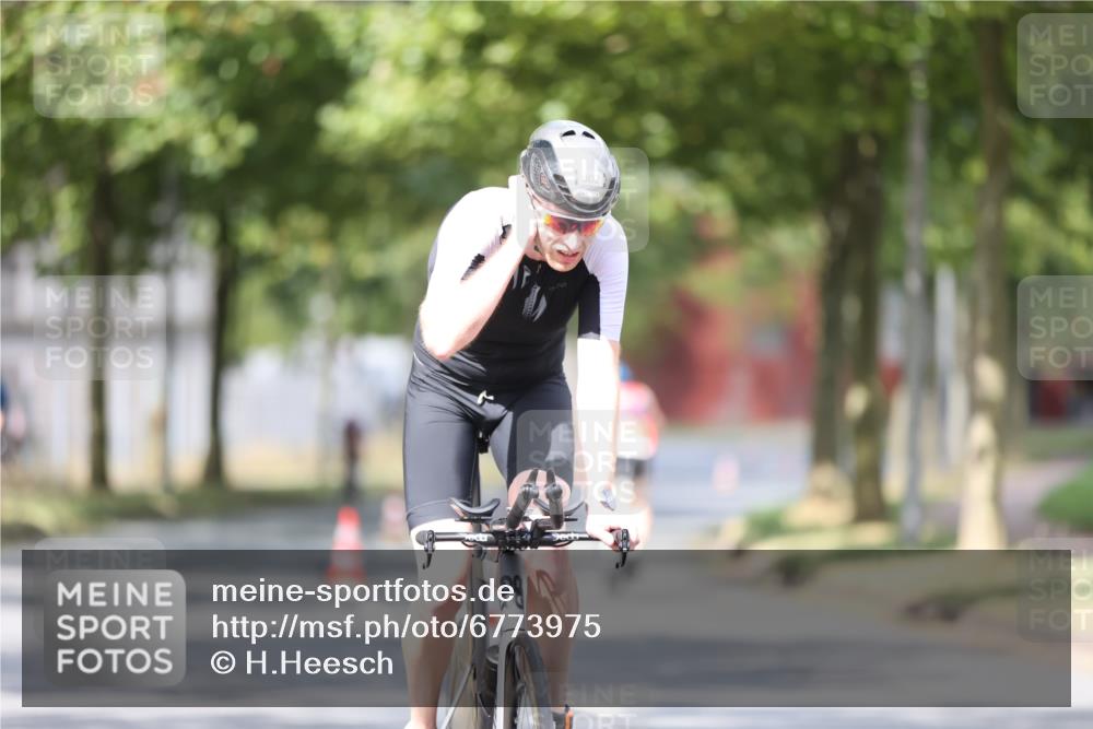 11.08.2024 - GEWOBA Citytriathlon Bremen H.Heesch http://msf.ph/oto/6773975 11.08.2024 11:41:31 Radfahren 786, 835, 896, 902, 1020 meine-sportfotos.de