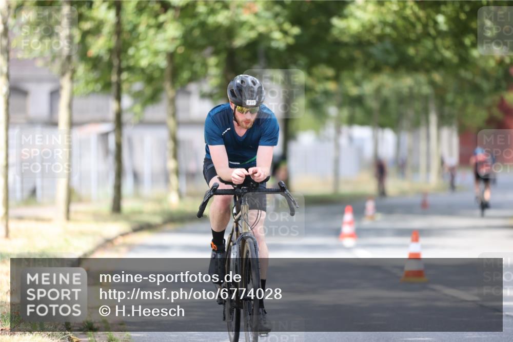 11.08.2024 - GEWOBA Citytriathlon Bremen H.Heesch http://msf.ph/oto/6774028 11.08.2024 11:41:33 Radfahren 786, 835, 859, 896, 902, 1020 meine-sportfotos.de
