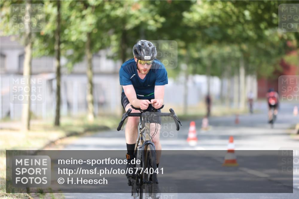 11.08.2024 - GEWOBA Citytriathlon Bremen H.Heesch http://msf.ph/oto/6774041 11.08.2024 11:41:34 Radfahren 786, 835, 859, 896, 902, 1020 meine-sportfotos.de