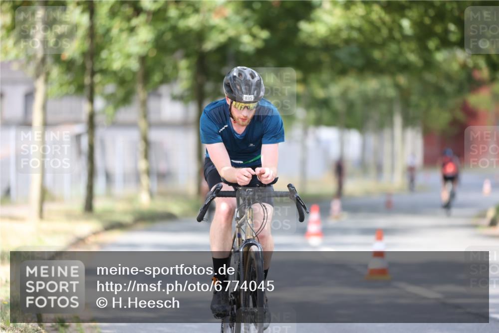 11.08.2024 - GEWOBA Citytriathlon Bremen H.Heesch http://msf.ph/oto/6774045 11.08.2024 11:41:34 Radfahren 786, 835, 859, 896, 902, 1020 meine-sportfotos.de