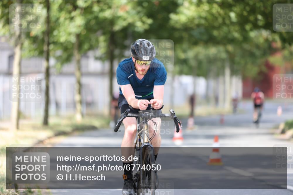 11.08.2024 - GEWOBA Citytriathlon Bremen H.Heesch http://msf.ph/oto/6774050 11.08.2024 11:41:34 Radfahren 786, 835, 859, 896, 902, 1020 meine-sportfotos.de