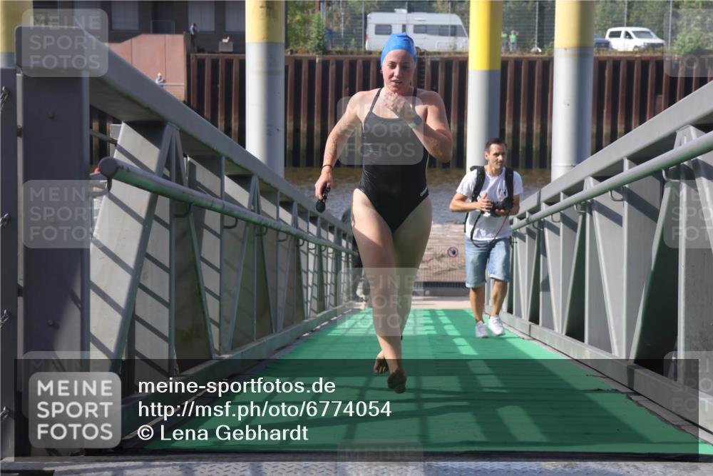 11.08.2024 - GEWOBA Citytriathlon Bremen Lena Gebhardt http://msf.ph/oto/6774054 11.08.2024 10:10:02 Schwimmen 16, 31, 50, 55, 64, 83, 102 meine-sportfotos.de