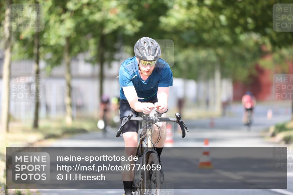 11.08.2024 - GEWOBA Citytriathlon Bremen H.Heesch http://msf.ph/oto/6774059 11.08.2024 11:41:34 Radfahren 786, 835, 859, 896, 902, 1020 meine-sportfotos.de