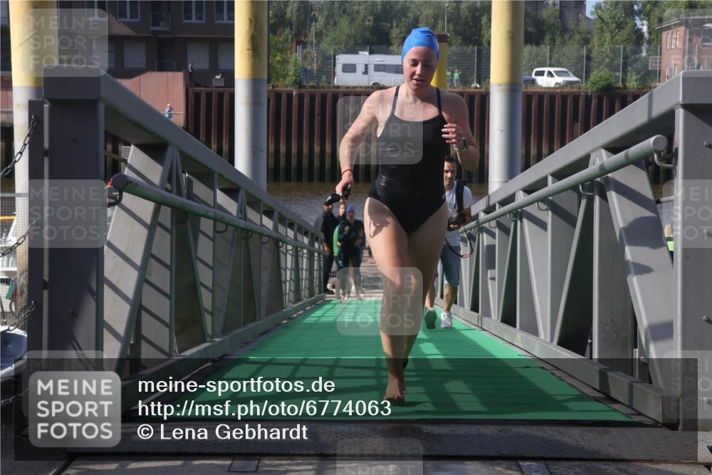 11.08.2024 - GEWOBA Citytriathlon Bremen Lena Gebhardt http://msf.ph/oto/6774063 11.08.2024 10:10:02 Schwimmen 16, 31, 50, 55, 64, 83, 102 meine-sportfotos.de