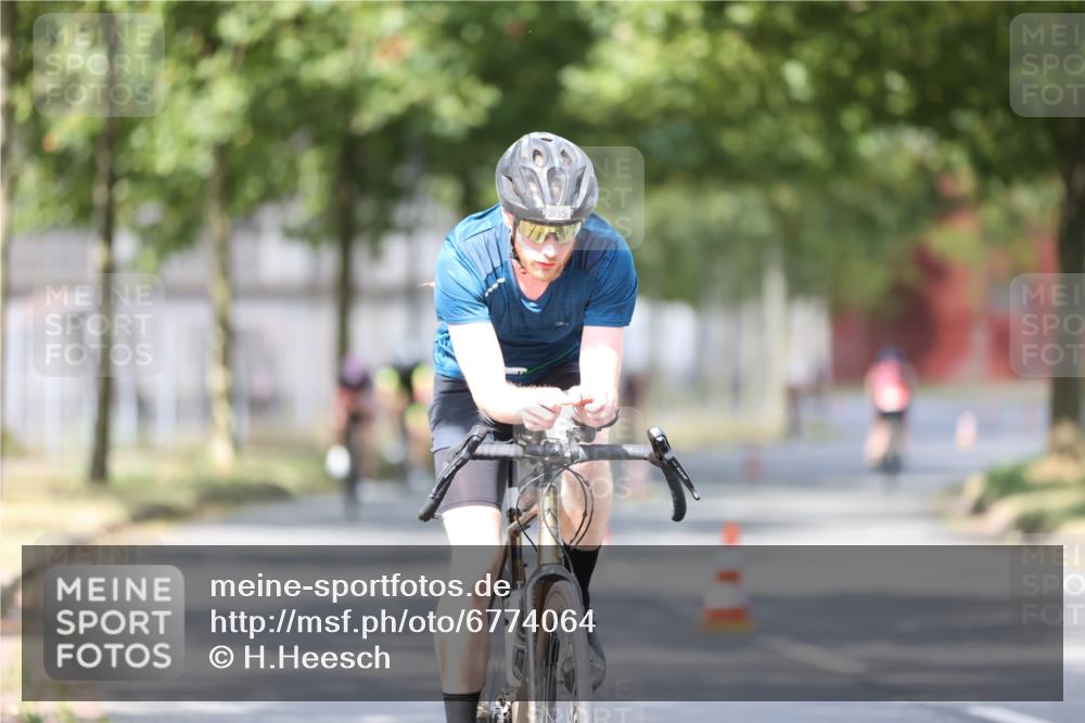 11.08.2024 - GEWOBA Citytriathlon Bremen H.Heesch http://msf.ph/oto/6774064 11.08.2024 11:41:34 Radfahren 786, 835, 859, 896, 902, 1020 meine-sportfotos.de