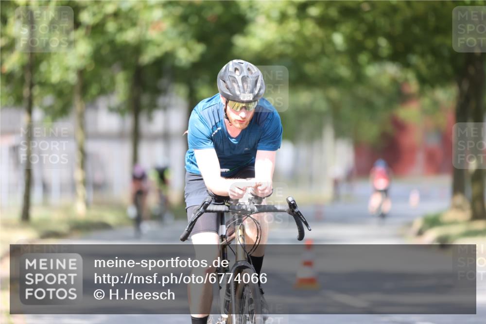 11.08.2024 - GEWOBA Citytriathlon Bremen H.Heesch http://msf.ph/oto/6774066 11.08.2024 11:41:34 Radfahren 786, 835, 859, 896, 902, 1020 meine-sportfotos.de