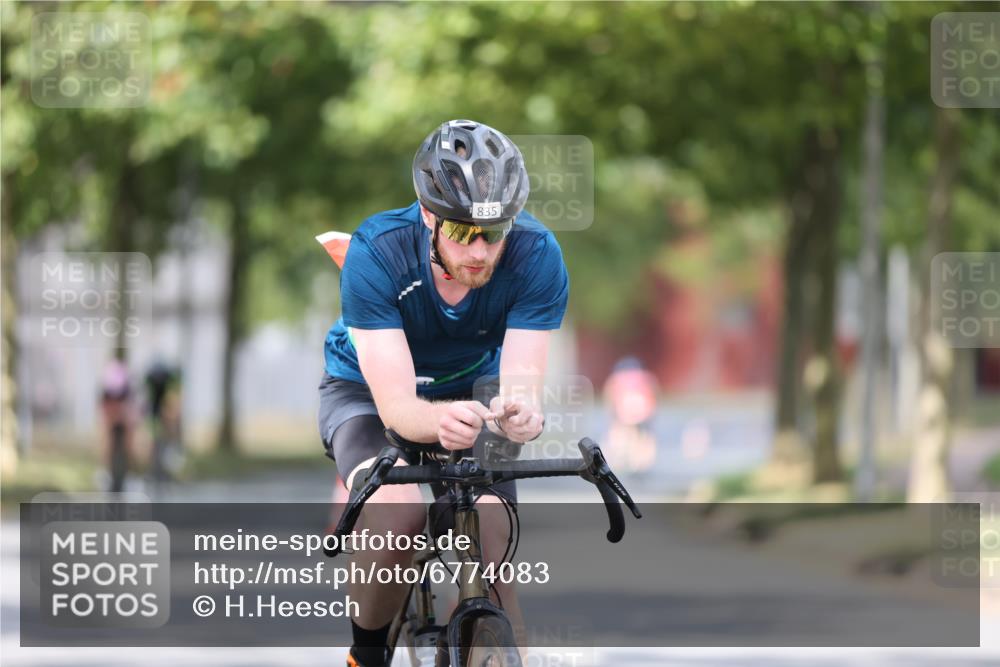 11.08.2024 - GEWOBA Citytriathlon Bremen H.Heesch http://msf.ph/oto/6774083 11.08.2024 11:41:34 Radfahren 786, 835, 859, 896, 902, 1020 meine-sportfotos.de