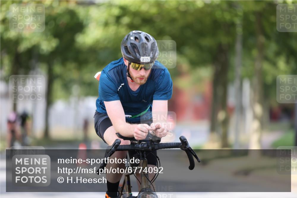 11.08.2024 - GEWOBA Citytriathlon Bremen H.Heesch http://msf.ph/oto/6774092 11.08.2024 11:41:34 Radfahren 786, 835, 859, 896, 902, 1020 meine-sportfotos.de