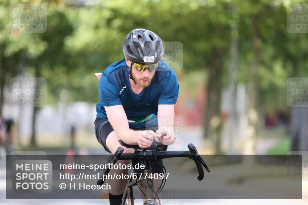 11.08.2024 - GEWOBA Citytriathlon Bremen H.Heesch http://msf.ph/oto/6774097 11.08.2024 11:41:34 Radfahren 786, 835, 859, 896, 902, 1020 meine-sportfotos.de