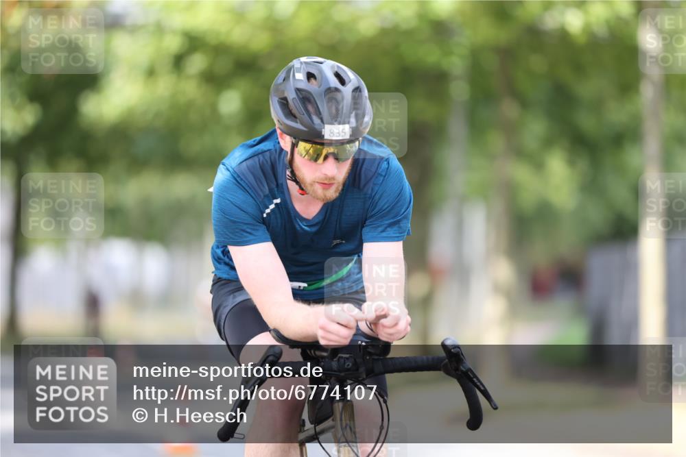 11.08.2024 - GEWOBA Citytriathlon Bremen H.Heesch http://msf.ph/oto/6774107 11.08.2024 11:41:34 Radfahren 786, 835, 859, 896, 902, 1020 meine-sportfotos.de