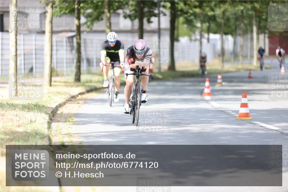 11.08.2024 - GEWOBA Citytriathlon Bremen H.Heesch http://msf.ph/oto/6774120 11.08.2024 11:41:37 Radfahren 758, 786, 835, 859, 896, 902, 965, 1020 meine-sportfotos.de