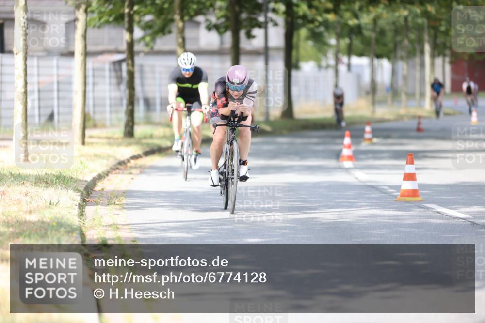 11.08.2024 - GEWOBA Citytriathlon Bremen H.Heesch http://msf.ph/oto/6774128 11.08.2024 11:41:37 Radfahren 758, 786, 835, 859, 896, 902, 965, 1020 meine-sportfotos.de